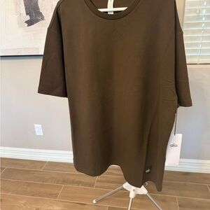 ALO Yoga Men's Dark Brown Short Sleeve shirt